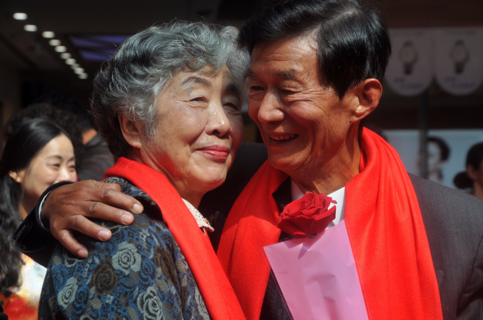 108对金婚夫妇重温甜蜜时光 现场大胆秀恩爱