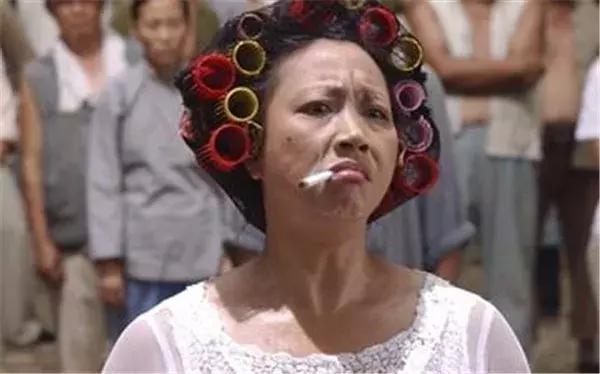 都要叫一声师姐,她就是元秋,我们熟知的包租婆