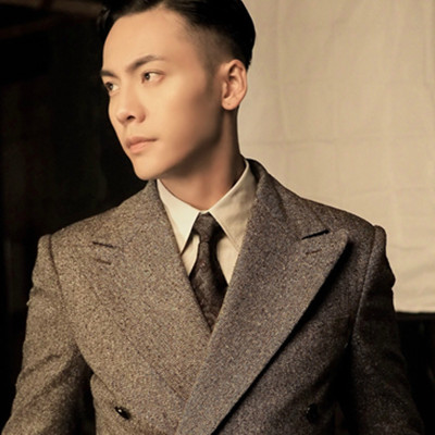 陈伟霆近日,陈伟霆被曝出一段视频,视频中,陈伟霆穿着帅气西装被人群