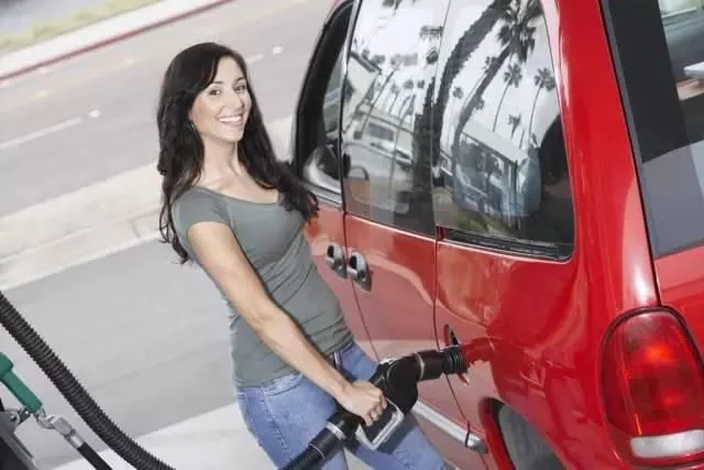 这个功能可以省油20%，但中国车主基本没人用它!