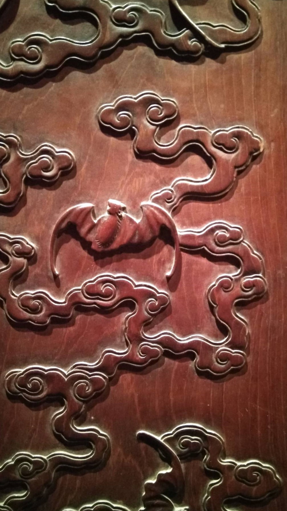 对于这对柜子,最引人注目的便是这新颖别致的流云纹及雕刻精细的蝌痧