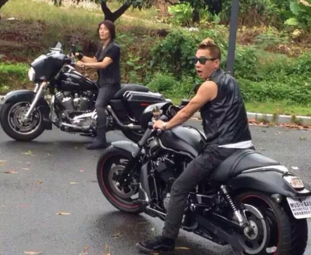 两人身着黑衣,各自骑着一辆炫酷的哈雷摩托,古惑仔大佬风范十足.