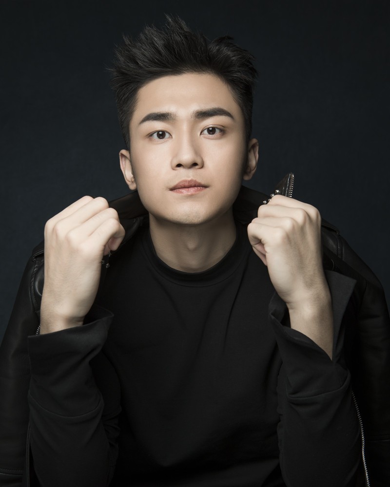 日前,内地新晋青年男演员周航,曝光了一组最新时尚大片.