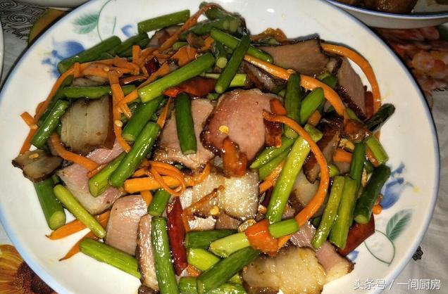 油炸小土豆辣菜凉拌野菜腊肠蒸鸡蛋红烧小土豆泡脚椒蒜蓉蒸金针菇自己