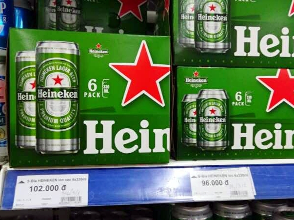 越南超市的啤酒,一箱6罐的售价在96000到102000越南盾左右,折合