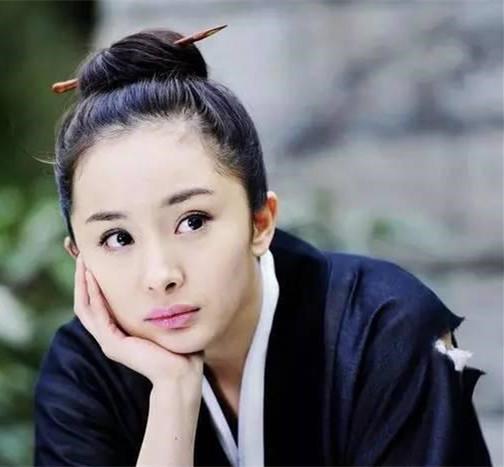 智慧超人,造型百变,图中baby梳起头发像极了道姑,但是却满眼绝望