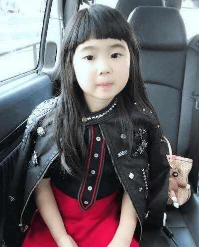 甜馨多亏了李小璐基因强大, 成功逆袭的李咏女儿这是像了谁