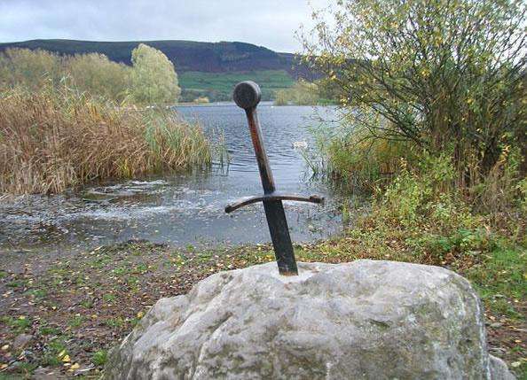 供人观赏的石中剑被人拔走它的主人很郁闷