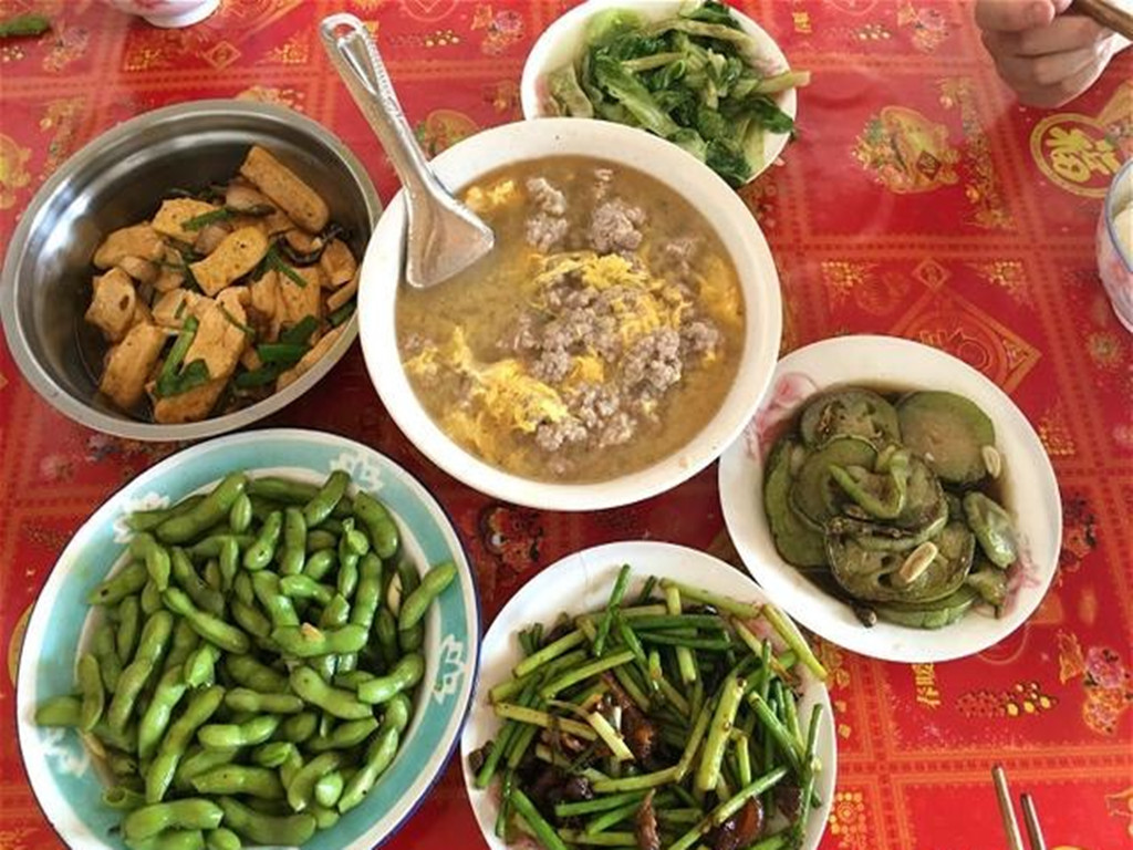 第一次和男朋友去农村,婆婆做的饭菜很普通,却很感动!