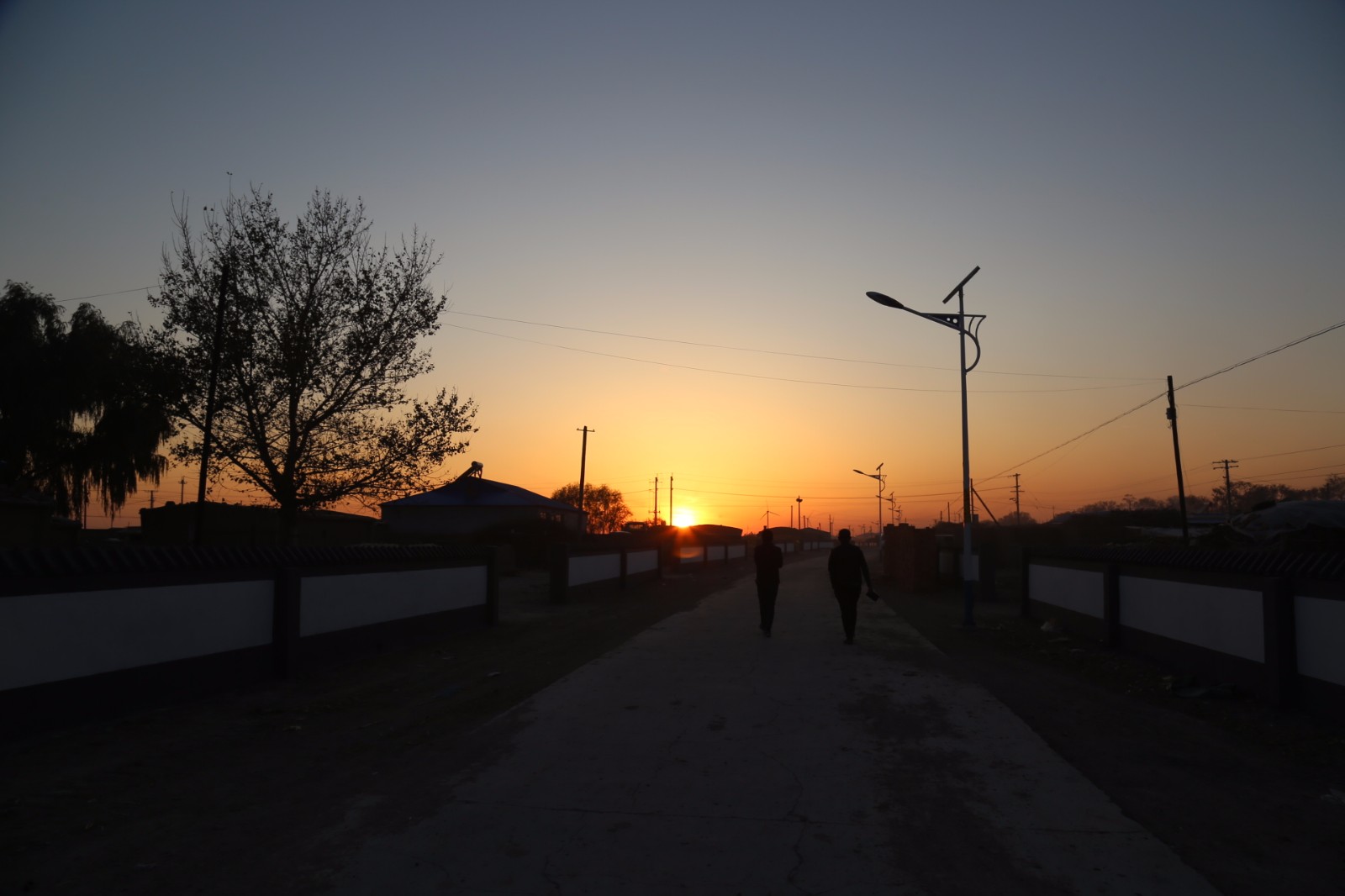 傍晚时分的村庄分外的美丽