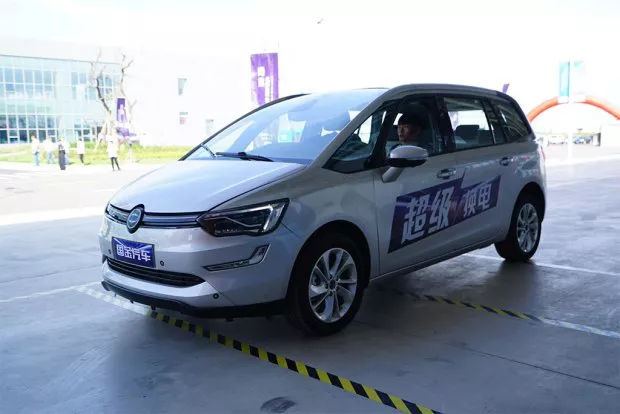 一窝蜂的都去做纯电，才是真正的“车道偏离”！