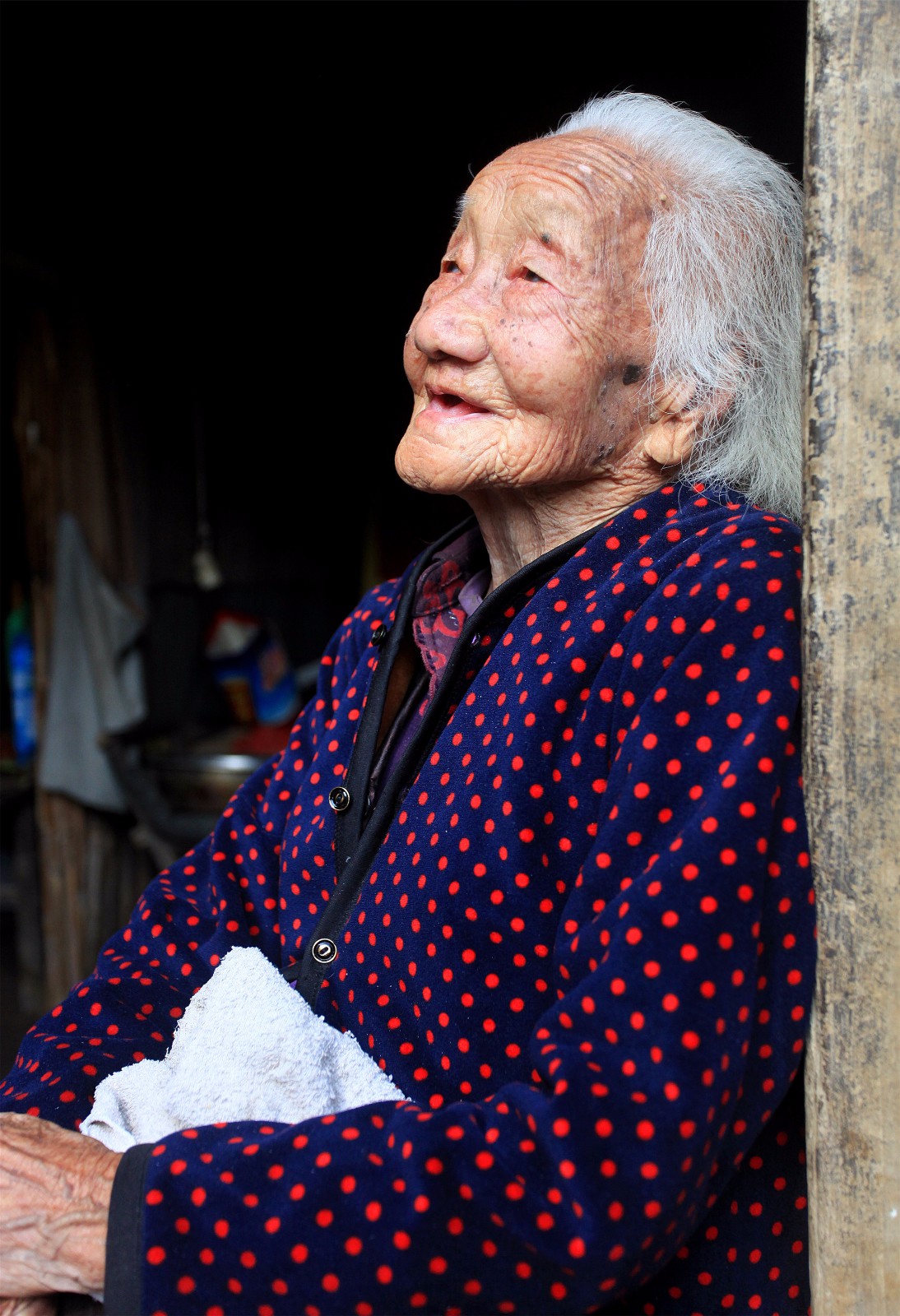 老人23年前重病备棺材 108岁打牌干农活