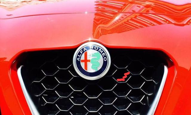 阿尔法罗密欧的车标有点民族风格气息,中间的圆圈左边是红色十字架