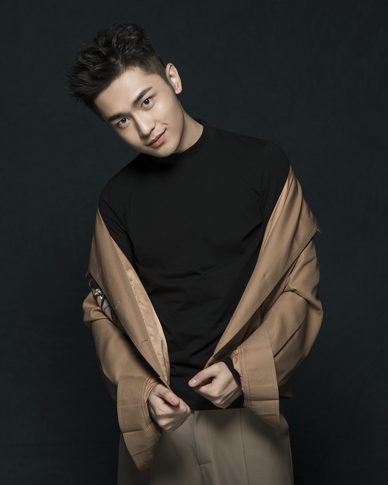 日前,内地新晋青年男演员周航,曝光了一组最新时尚大片.