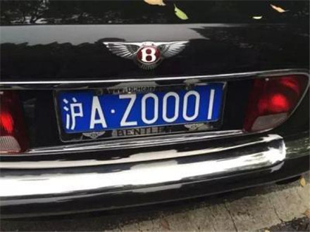 上海偶遇一辆700万豪车,车牌号堪比88888,足足看了一分钟才懂!
