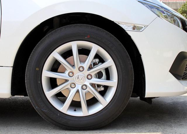 思域卖的这么火，为啥低配没人买？难得不加价还有优惠！