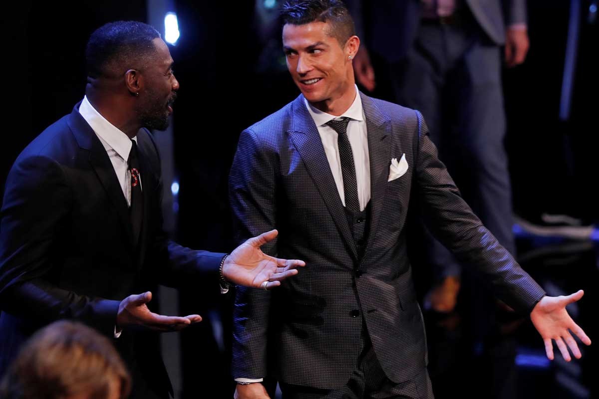 c罗赢得fifa最佳球员奖,台上感谢队友和梅西