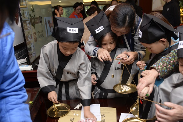 看药材标本认识穴位学抓药,本周六去重庆铭医堂医院体验当小中医