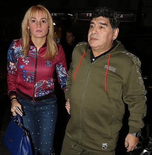 57岁球王马拉多纳近照,与小女友恩爱甜蜜,一细节看出球王多爱她