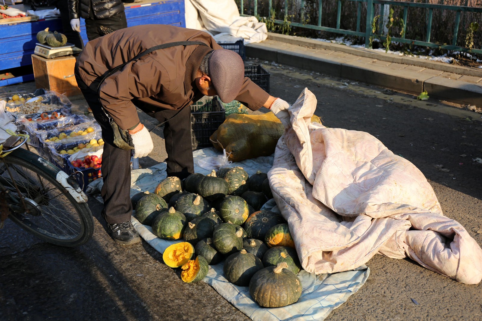 东北小城-9℃低温开启"寒冬模式":蔬菜盖棉被,老人多后生少