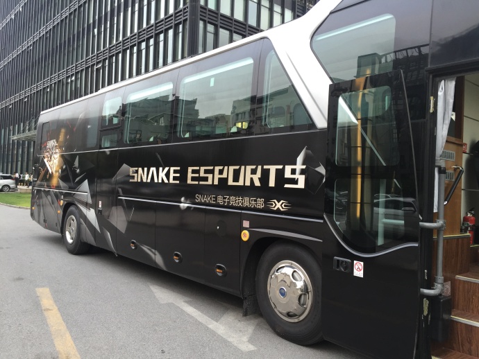 we想借snake战队的大巴车去比赛场馆 闪电狼的教训还不够?