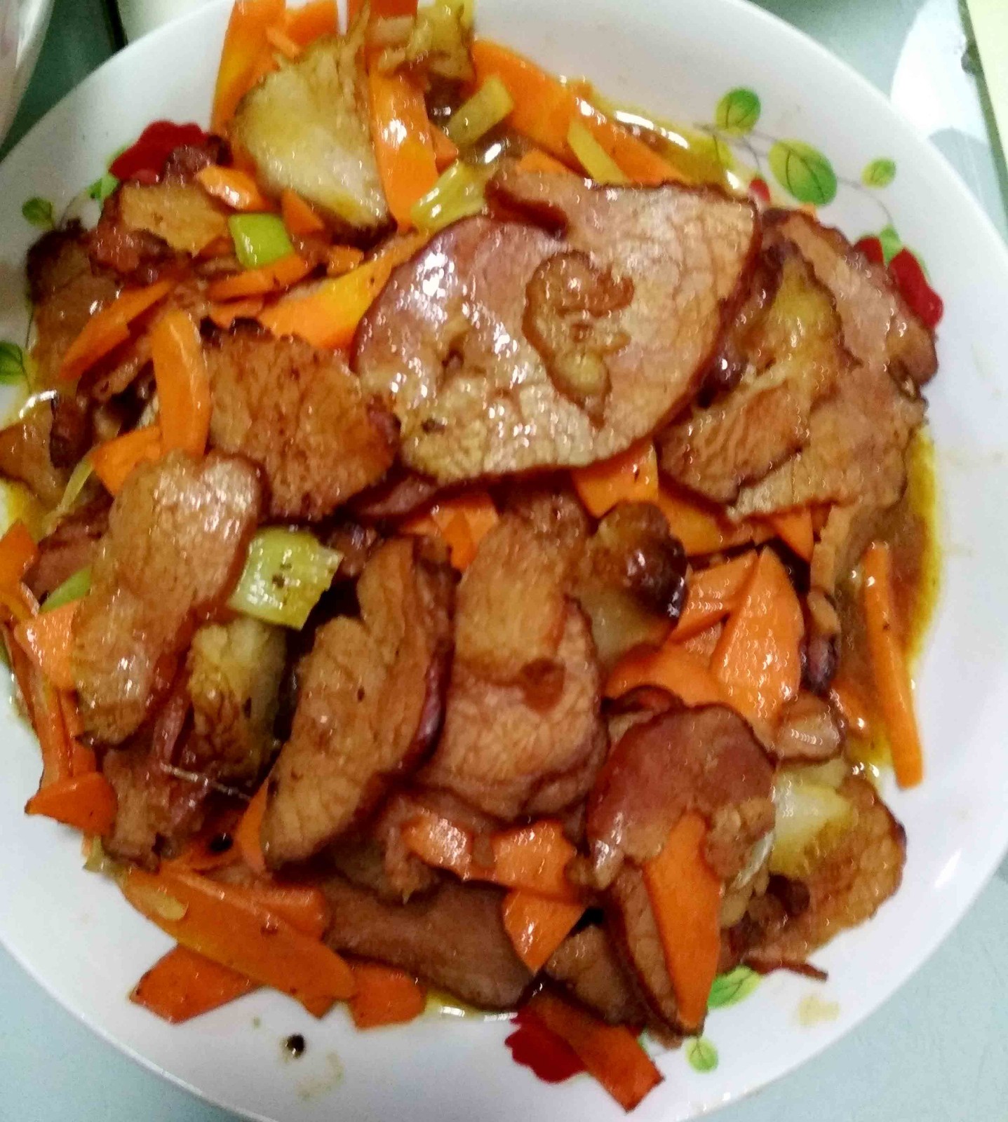 朋友明天要去工地打工了,小编在家做了几个家常菜为他送行|工地|老胡