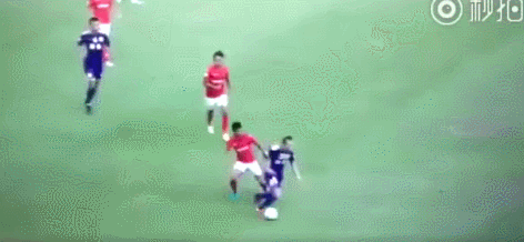 推倒对手还冲其吐痰,一旁裁判都不敢管,中国足球又出世界级笑话