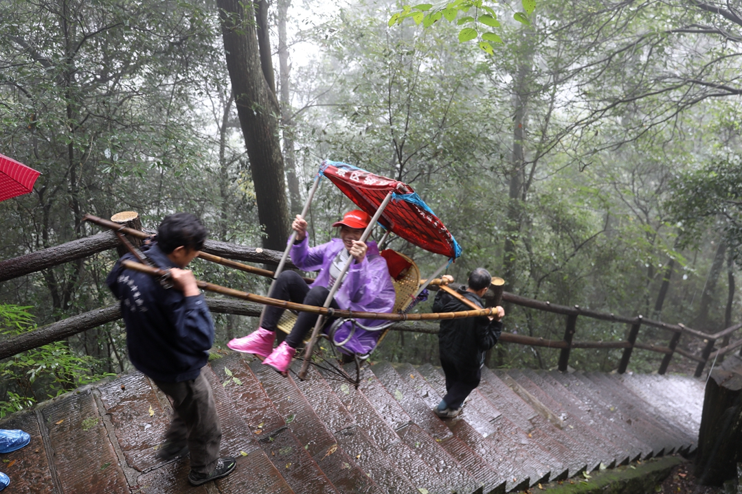 张家界滑竿挑夫用身体的全部力量挣每一分钱