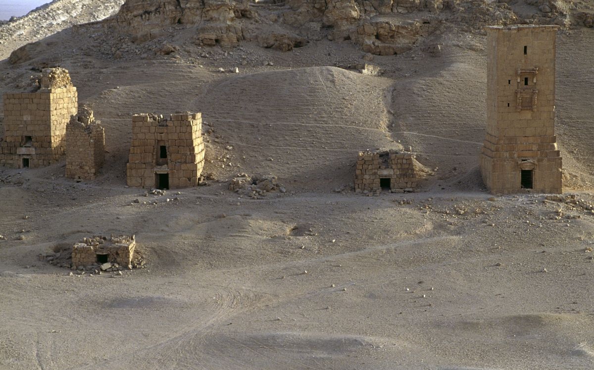 太阳墓,孔雀河古河道北岸已有3800年之久