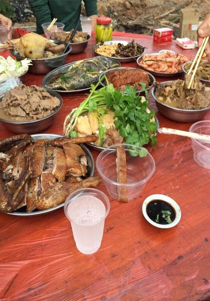 奶奶70岁大寿,父亲为她办了一大桌酒席,这一顿吃的特开心