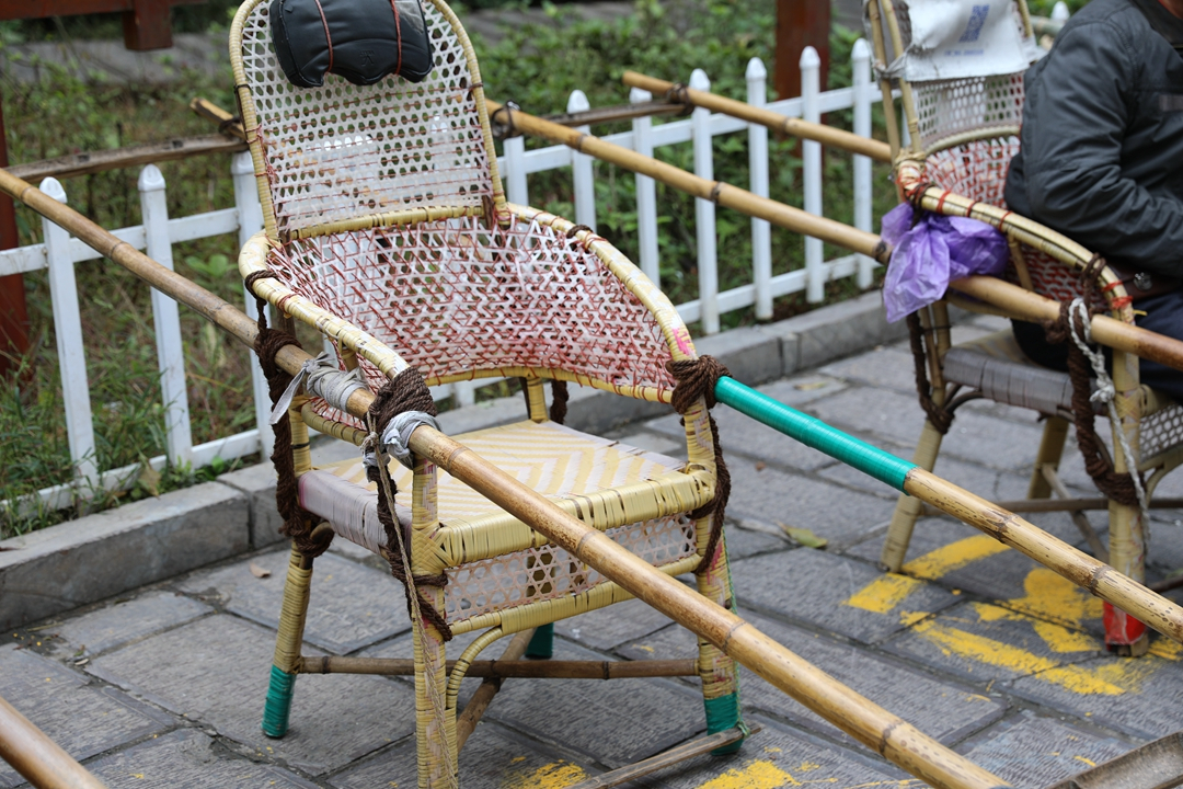 张家界滑竿挑夫用身体的全部力量挣每一分钱