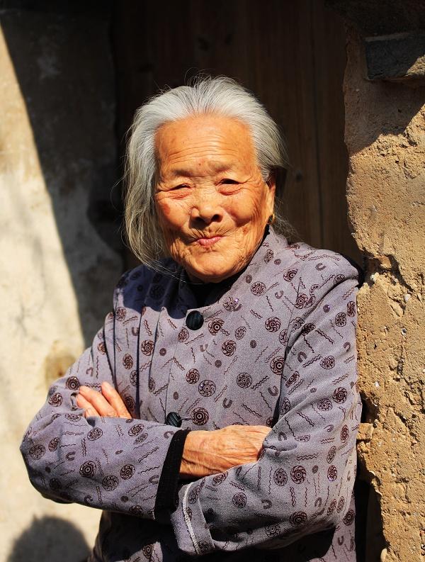 婆婆偷偷送给乞丐钱,后来我才知道这个乞丐的身份很不一般!