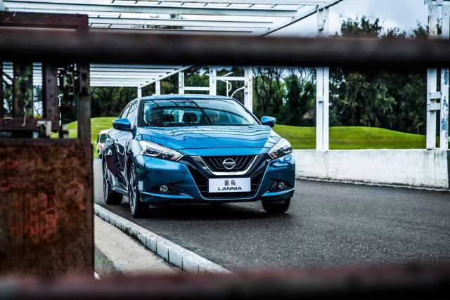 王者荣耀新玩法:电竞女神开着蓝鸟能轻松带你