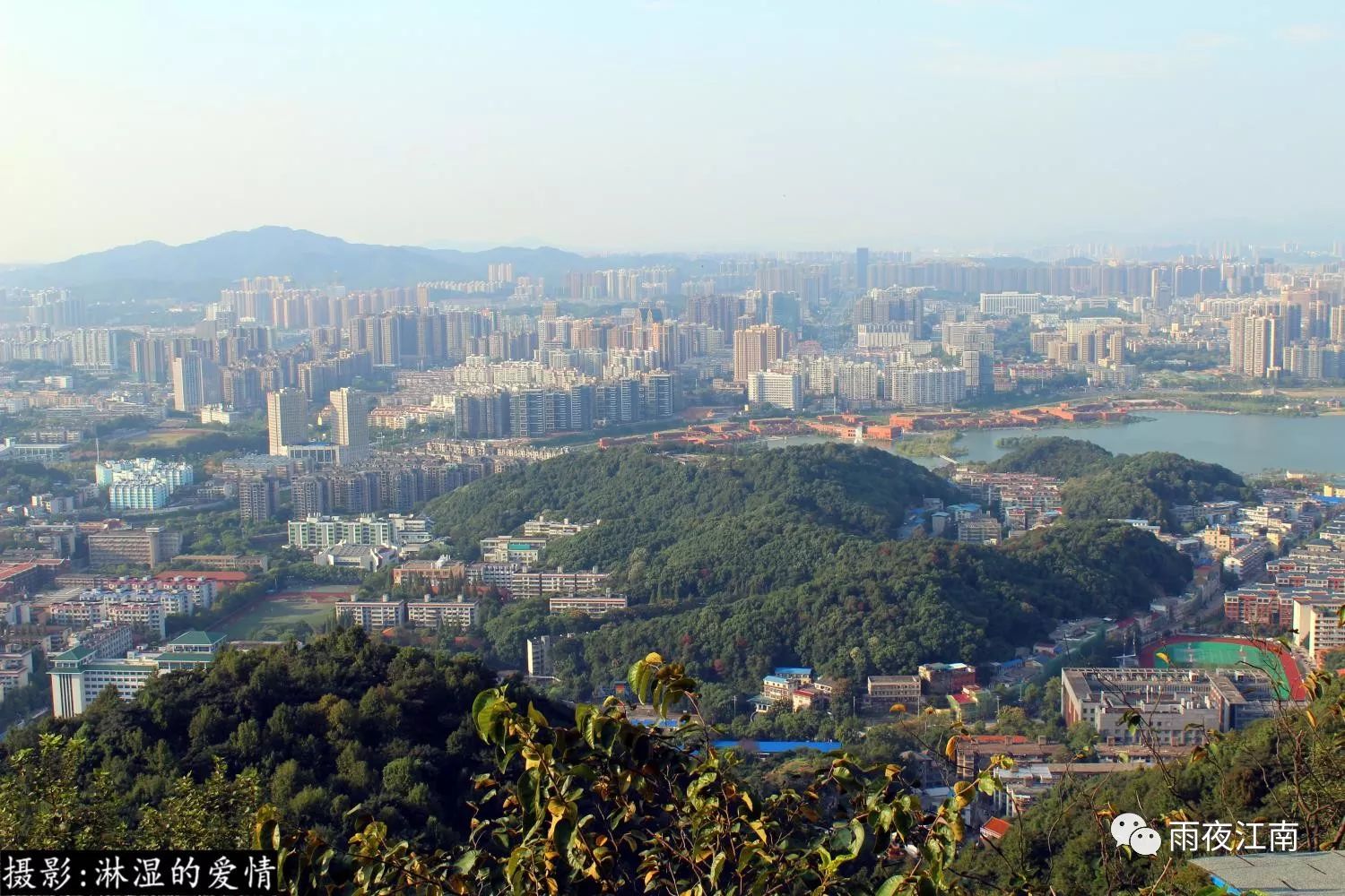 岳麓山山顶观景台鸟瞰尽是星城长沙美景看风景的人亦是风景