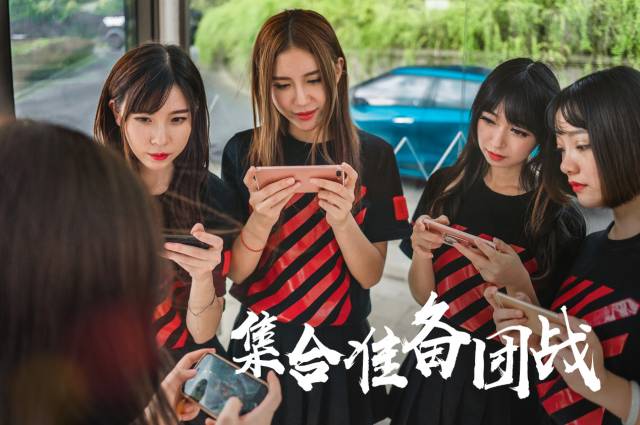 王者荣耀新玩法:电竞女神开着蓝鸟能轻松带你