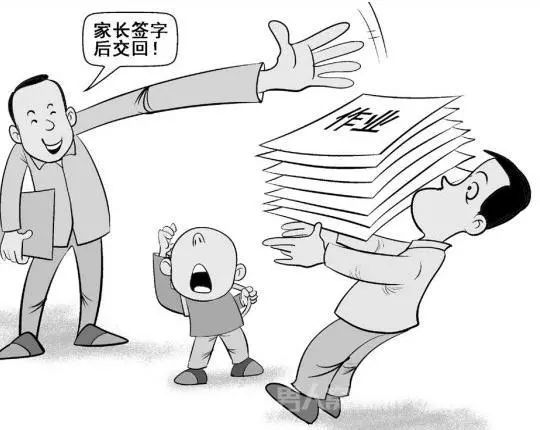 老师让家长检查孩子的作业并签字,这位家长的做法值得借鉴