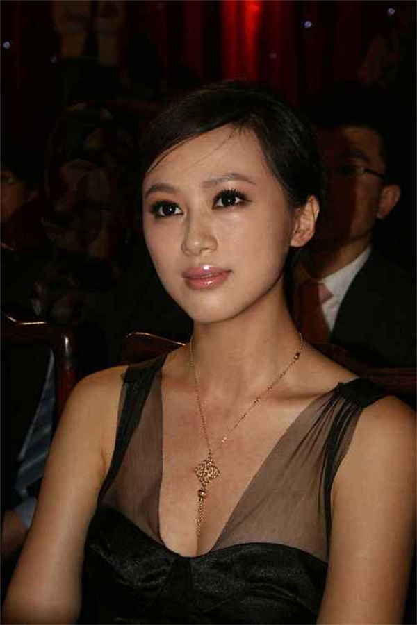 中国艺术体操女神倒追易建联深夜借被子为爱至今单身