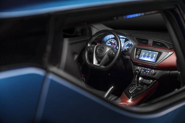 王者荣耀新玩法：电竞女神开着蓝鸟能轻松带你上分…