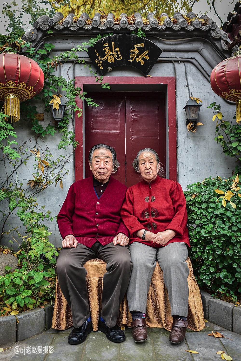 社区为金婚老人拍合影