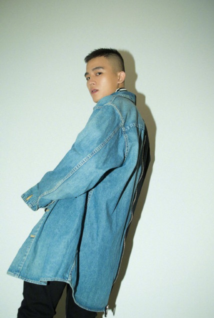 欧豪重回校园,拼接撞色牛仔衫帅出新高度