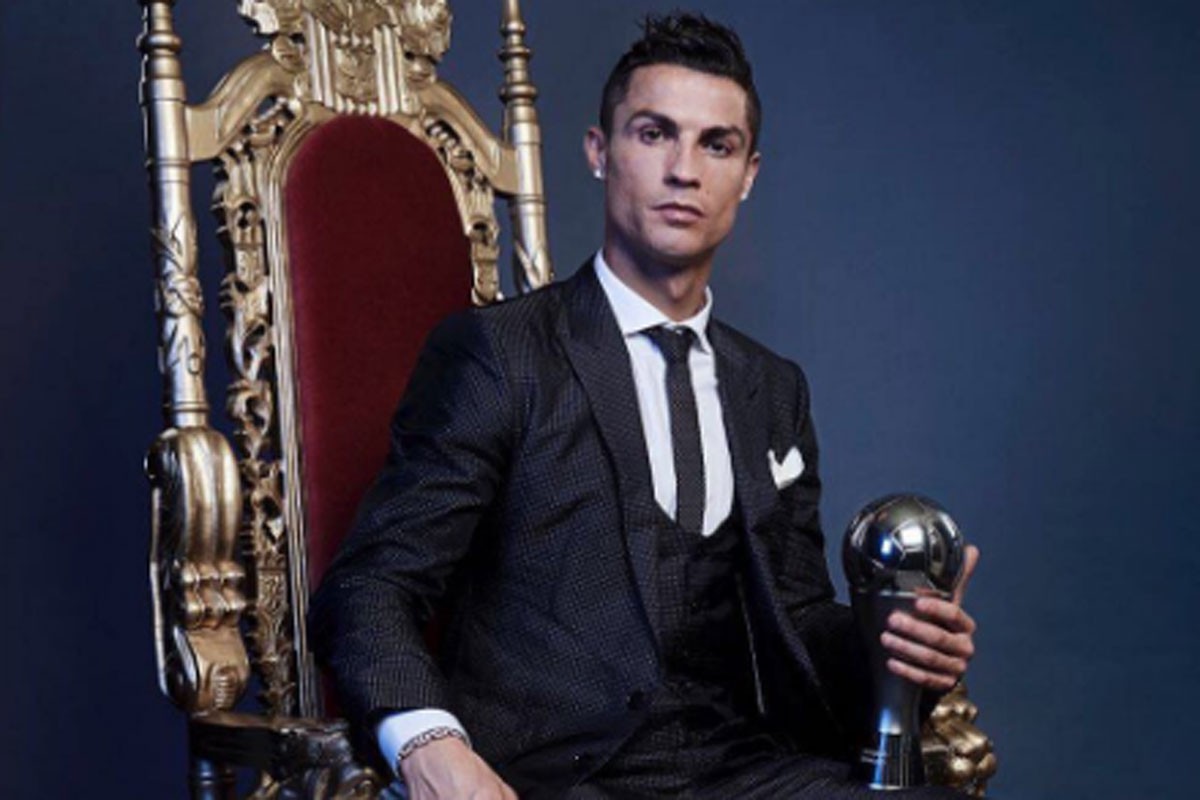 c罗在宝座上与"最佳球员"奖杯合影