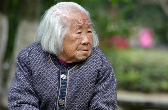 善良单身汉收留一傻老太谁知两月后老人送给他个如花似玉的媳妇
