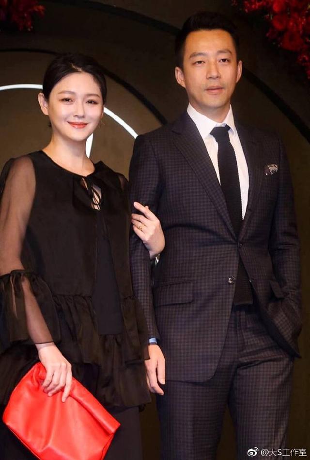 大s凌晨5点不睡觉:晒与金城武的合照,这张照片让小s很尴尬