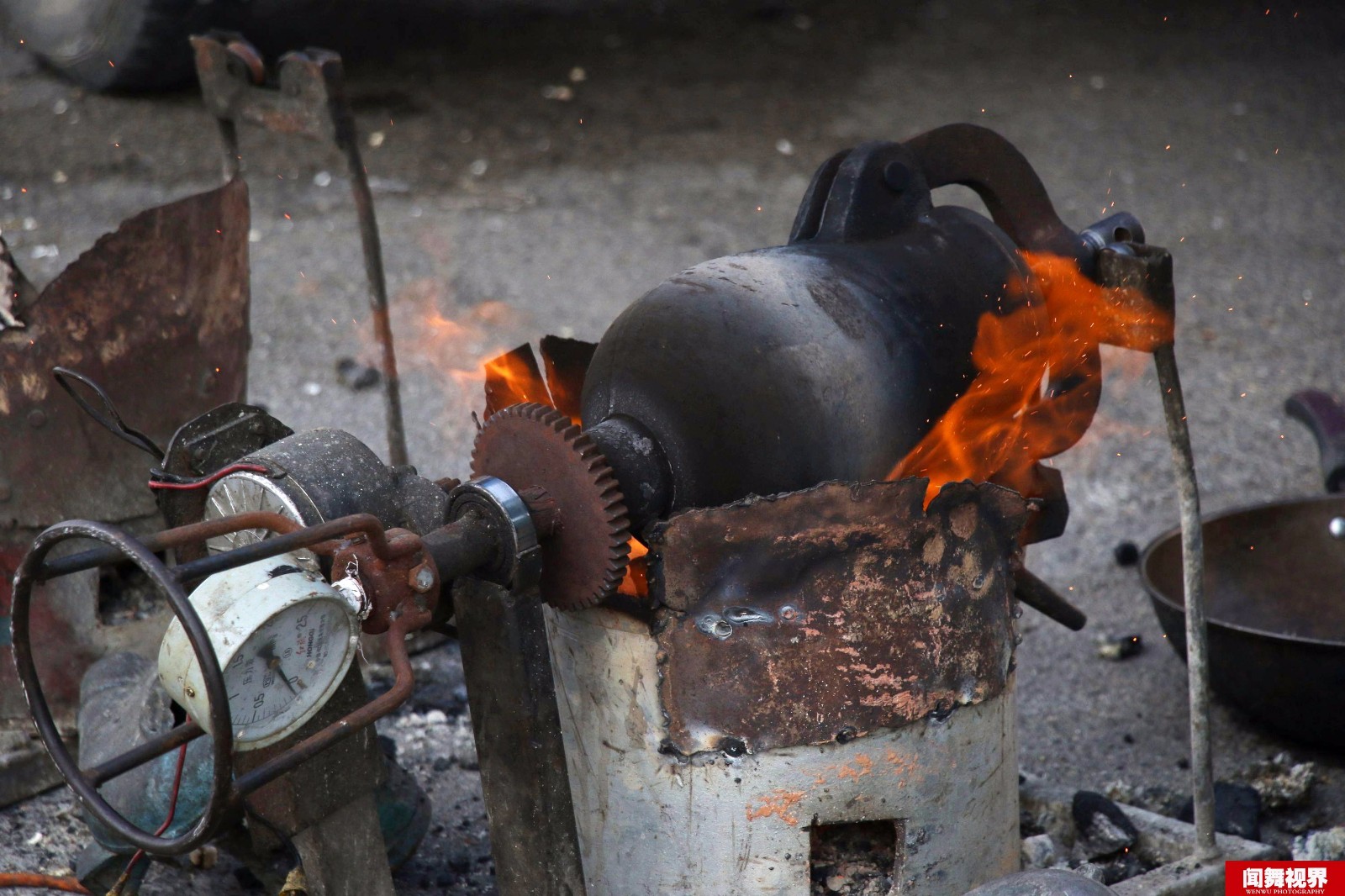 农村夫妻大集爆怀旧米花日赚500元给孩子买房买车