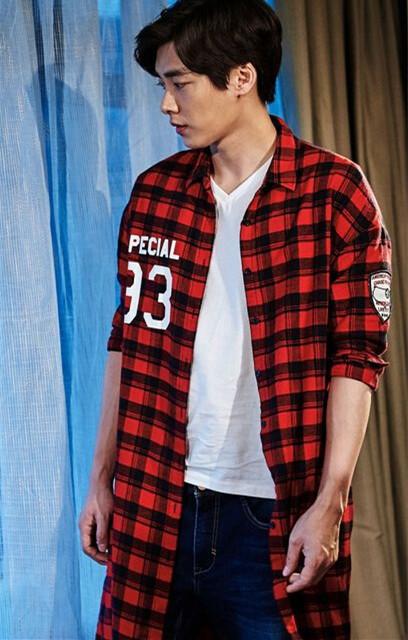 李易峰穿着格子衬衫走在街头,又胖了一点!