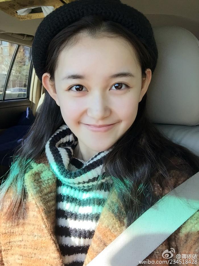 20岁关晓彤和16岁蒋依依,如今两人的衣品差距还蛮大