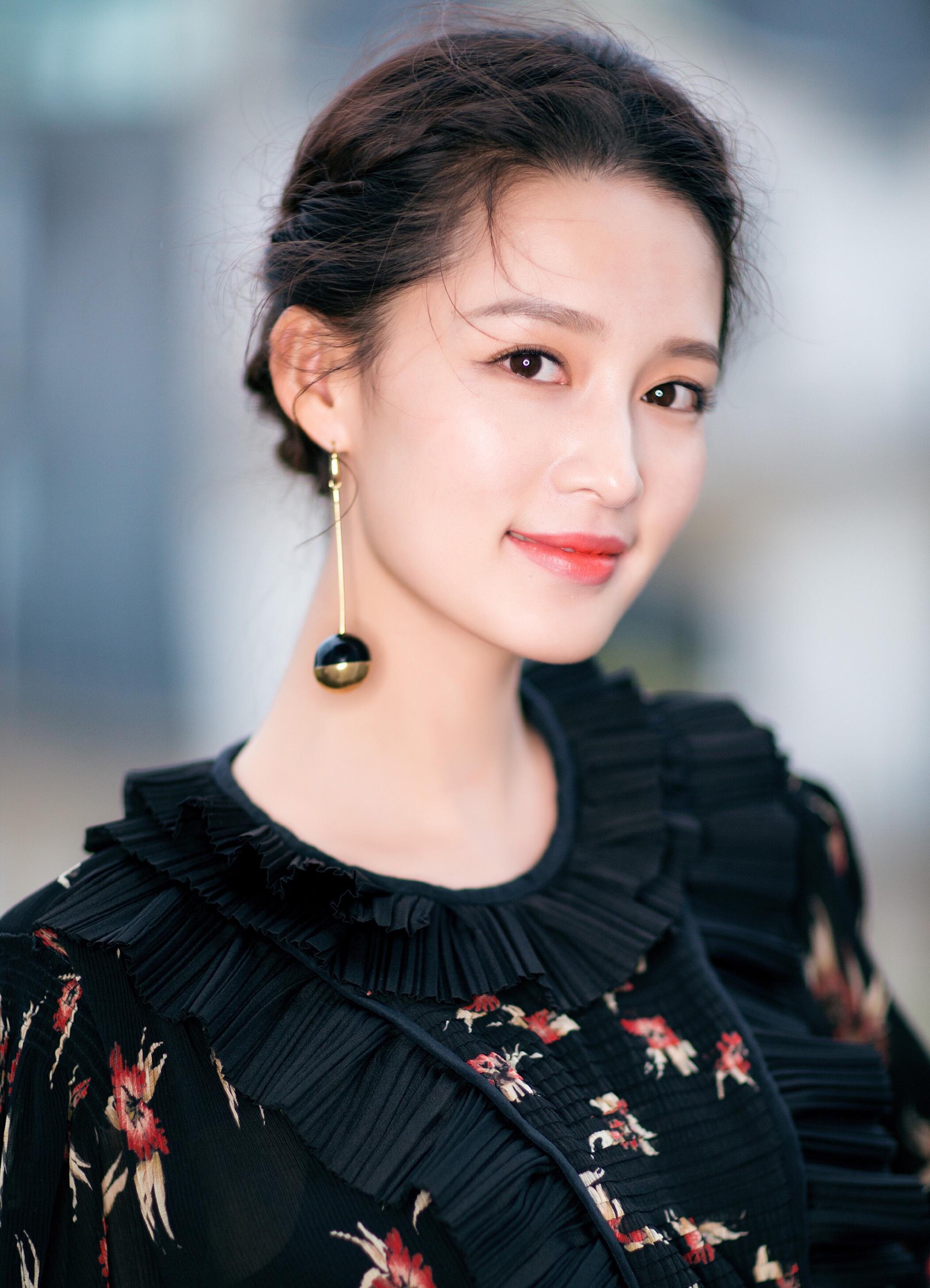 碎花裙加别致盘编发,李沁演绎法式小浪漫,南瓜色妆容美翻了!