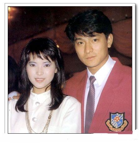 林安琪与刘德华坐在她家的凉台上,两人紧紧相偎.