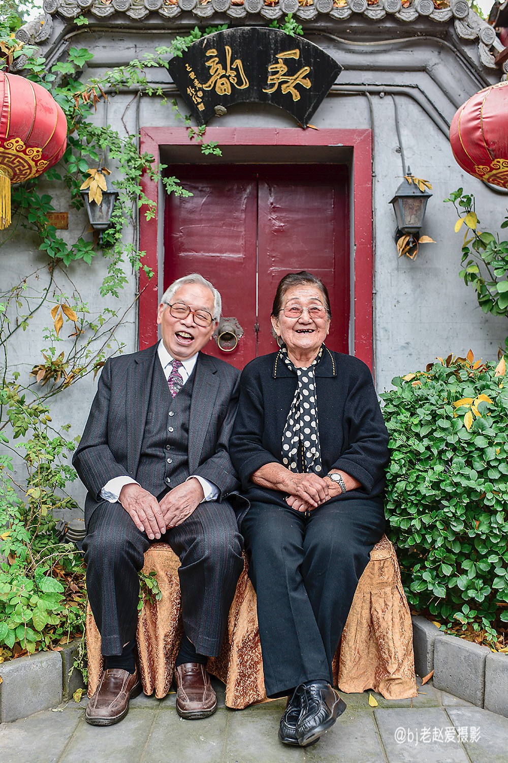 社区为金婚老人拍合影