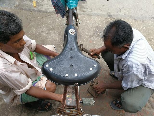 在达卡,三轮车和无邪车同业一道,三轮车速度一快,坐在上边,不免有些